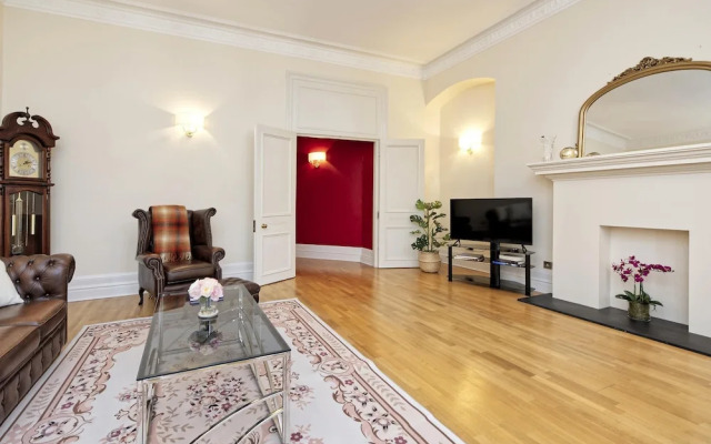 Historic Whitehall Flat in SW1 by Underthedoormat