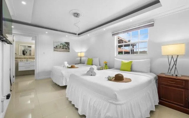 Urban 5BR Private Pool Getaway 10 Min- Bch