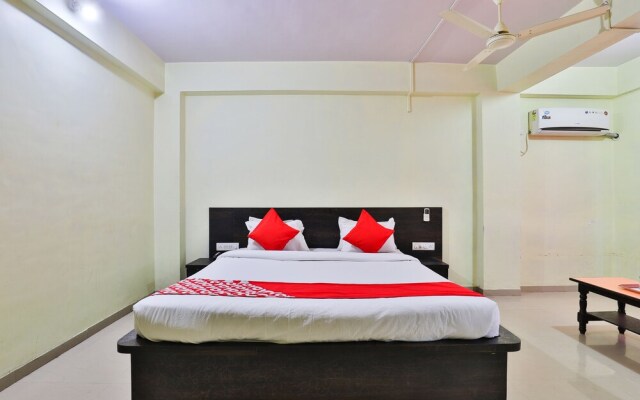 OYO 24833 Hotel Silver