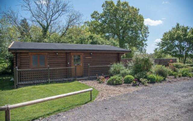 Willow Lodge With Hot Tub, Kingfishers
