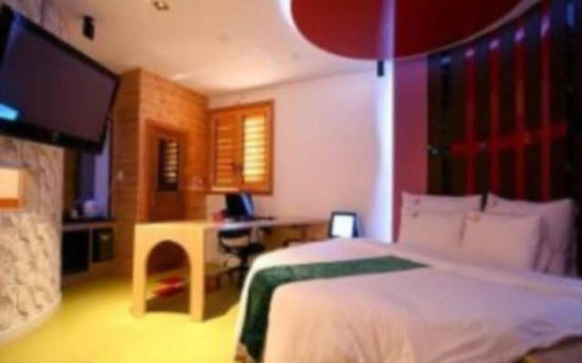 Pi Tourist Hotel