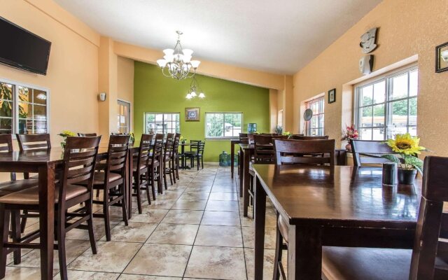 Woodridge Inn and Suites