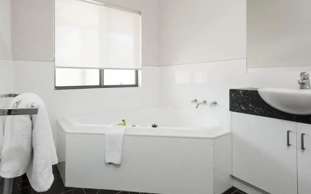 Blazing Stump Motel & Suites