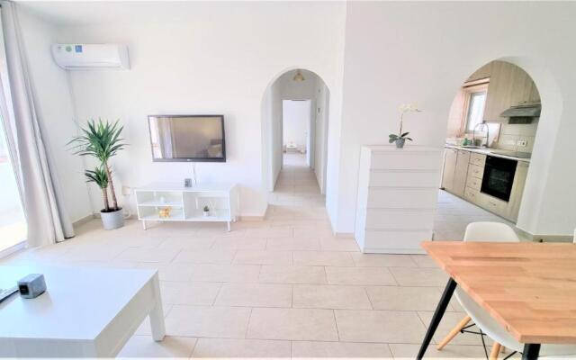 Spacious Lightflooded 2BR Apt / Near Center & Harbour