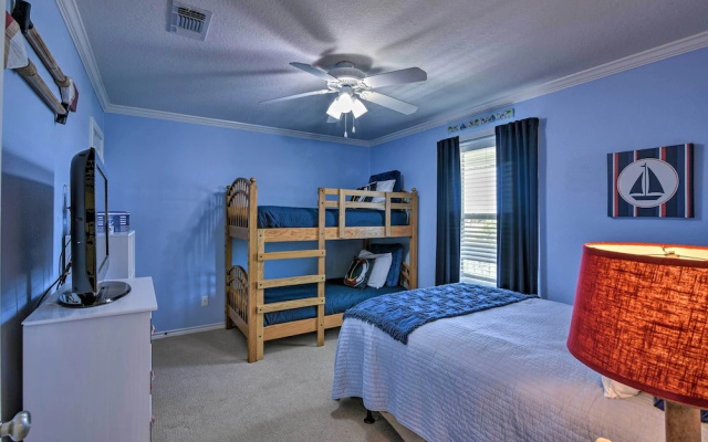 Walk to Galveston Beach: Coastal Escape w/ Yard