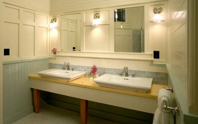 Mccloud Mercantile Hotel