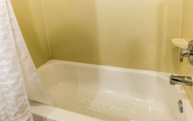 Comfort Suites Houston IAH Airport - Beltway 8