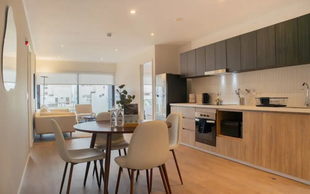 w Elegant 2BR Apartment in Miraflores Steps From Larcomar
