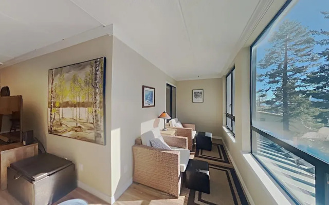 Spacious 3 Bed 3 Bath Condo with 3 Spas and Great View - Just Steps Away from Ski Adventure! by RedAwning