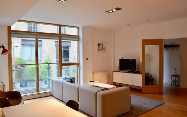 Bright and Colourful Flat With Balcony Near Regents Canal