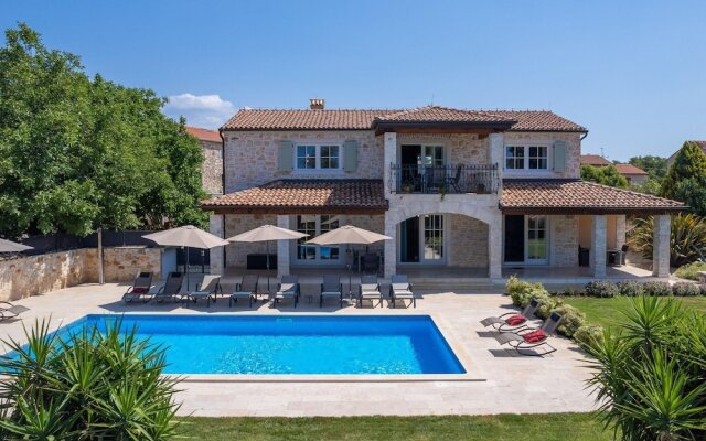 Picturesque Villa in Verteneglio With Pool