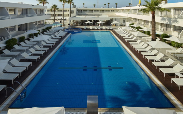 Melpo Antia Hotel & Suites