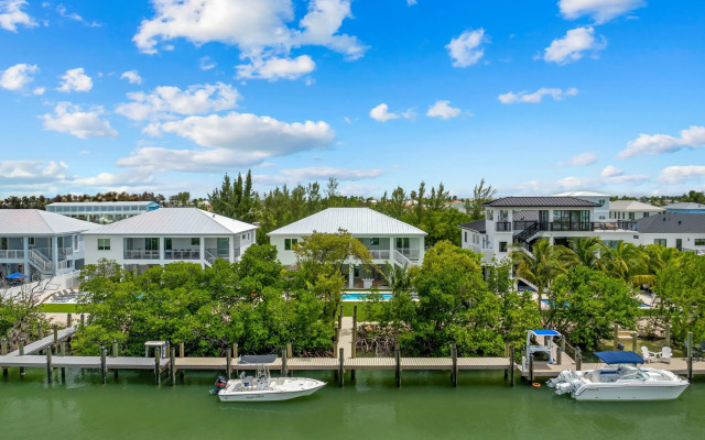Emerald Oasis Lux Waterfront Gem Pool Kayaks