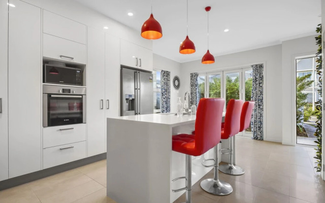 Modern 3BR Family House - Yard & Big TV