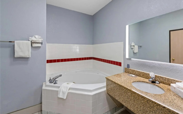 Quality Inn & Suites Manhattan