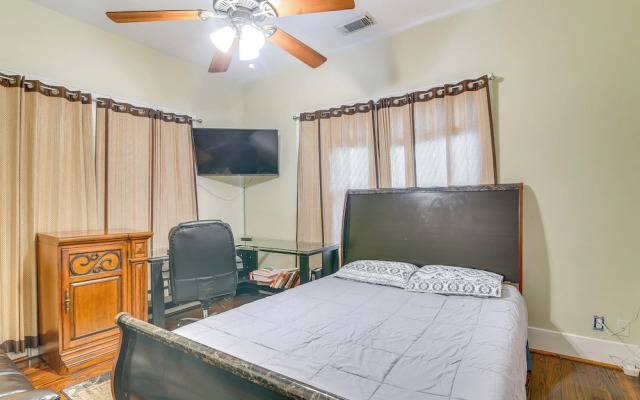 ~ Half-mi to Galveston Seawall: Apartment w/ Deck!