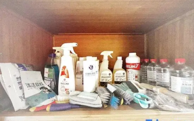 Weary people go back home