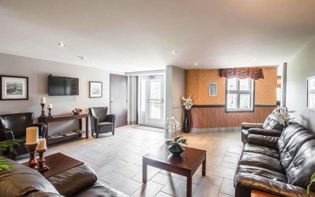 Econo Lodge Inn & Suites