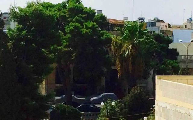 May Flower: Modern Flat close to Airport/Bus Stops