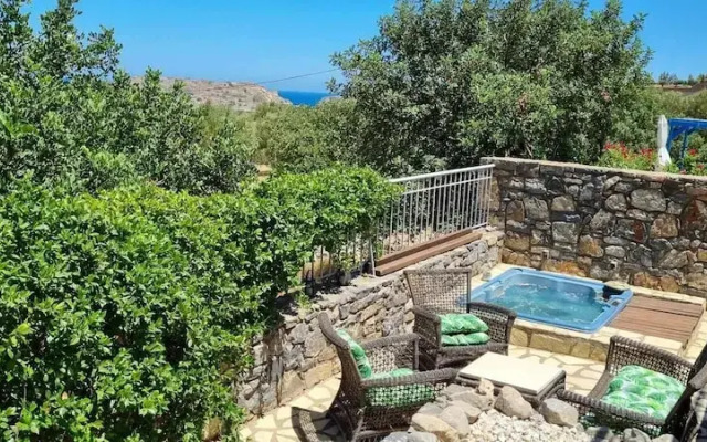 Plaka-sleeps4-parking-pool-hottub-seaviews