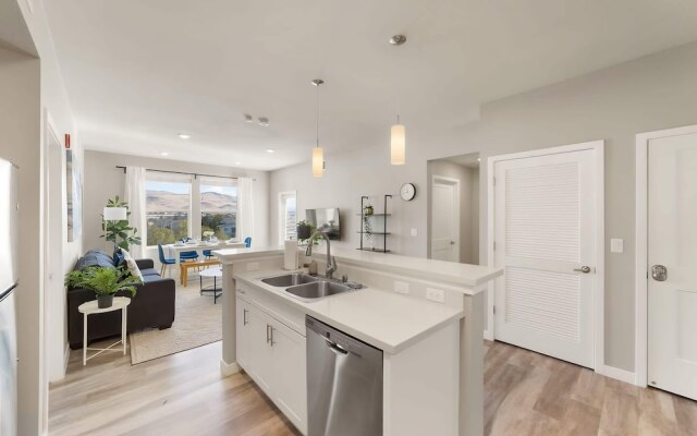 Chic Apt w Jacuzzi Pool BBQ Mountain Views