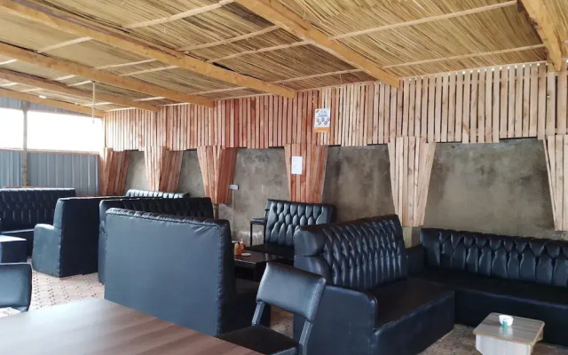White House Lounge & Guest House