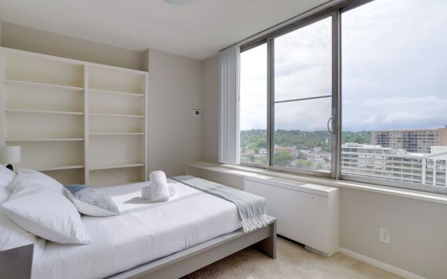 Prime Location Apartment at Crystal City