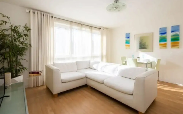 Sunny Modern Nr Beach Village w Parking