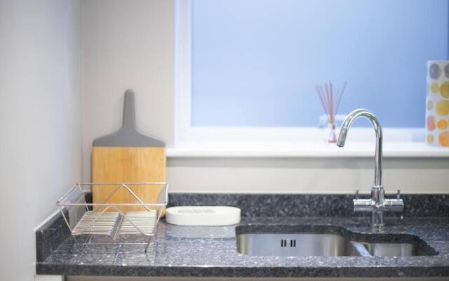 Deluxe Apartment near Cabot Circus w Parking sleeps 5