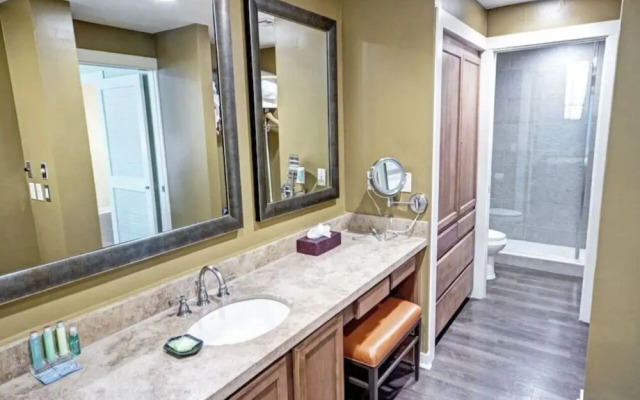 Private One Bedroom Condo on Golf Course, free parking