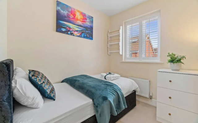 3 Bedroom Cosy-home in Hornchurch With hot tub