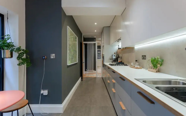 Modern 2 Bedroom Garden Apartment in West Hampstead