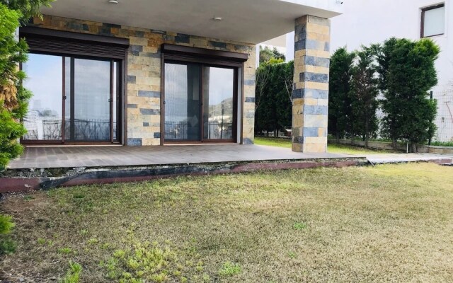Villa 3 bedroom with Beach in Gundogan