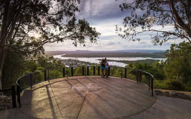 Footsteps to the Heart of Noosa and a View!