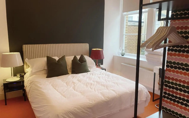 Modern and Bright Three Bed Apartment