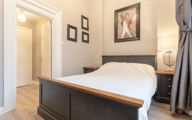 British Pad Near Earl's Court, Kens. & Hyde Park