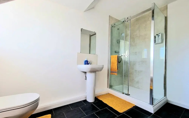 Bright 4 Bed Family Home by the Canal