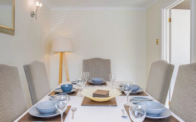Central 2BD with Garden and Free Parking