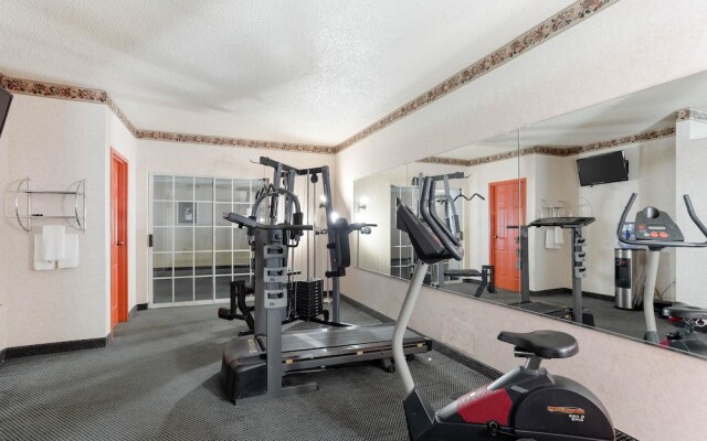 Econo Lodge Inn & Suites