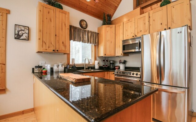 Cascades Adventure Cabin 2 Bedroom Home by NW Comfy Cabins by RedAwning