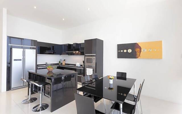 Sunset Plaza Apartment