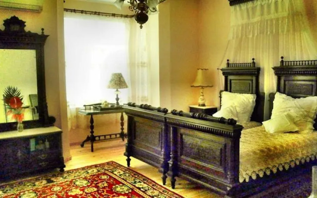 Retro - 19th Century Guest House