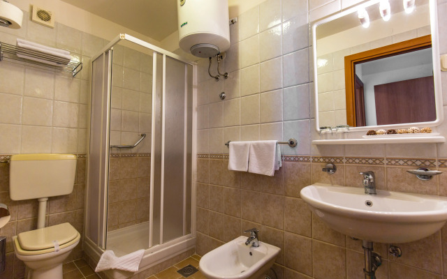 Splendid Golden Rocks Resort