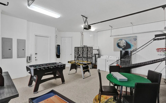 Lavish 8 Br Estate with Pool & Courts