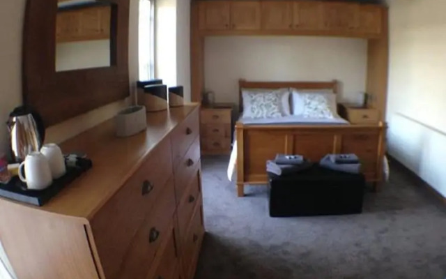 Deri-Down Guest House