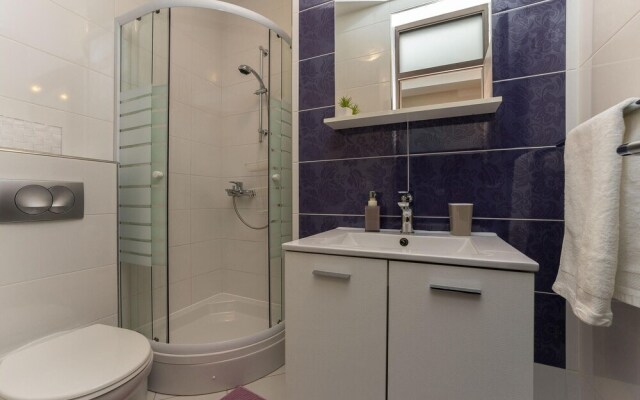 Beautiful Home in Zaton With Wifi and 6 Bedrooms