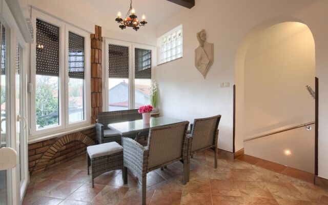 Awesome Home in Jadreski With 4 Bedrooms and Wifi