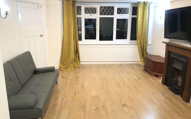 Golden Villa - Charming 3-bed House in Uxbridge