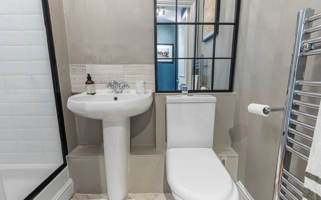 JOIVY Stylish 2-bed Flat w/ Terrace Near Battersea Park