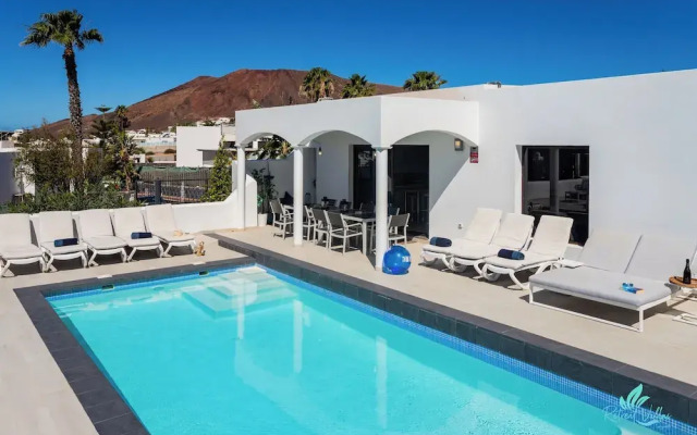 Remarkable 5-bed Villa in Playa Blanca